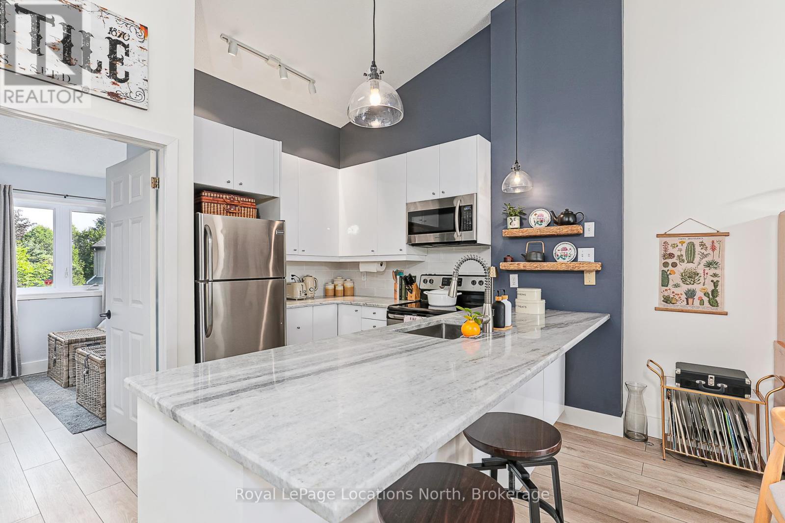 13 - 5 Harbour Street E, Collingwood, ON - Indoor Photo Showing Kitchen With Stainless Steel Kitchen With Upgraded Kitchen