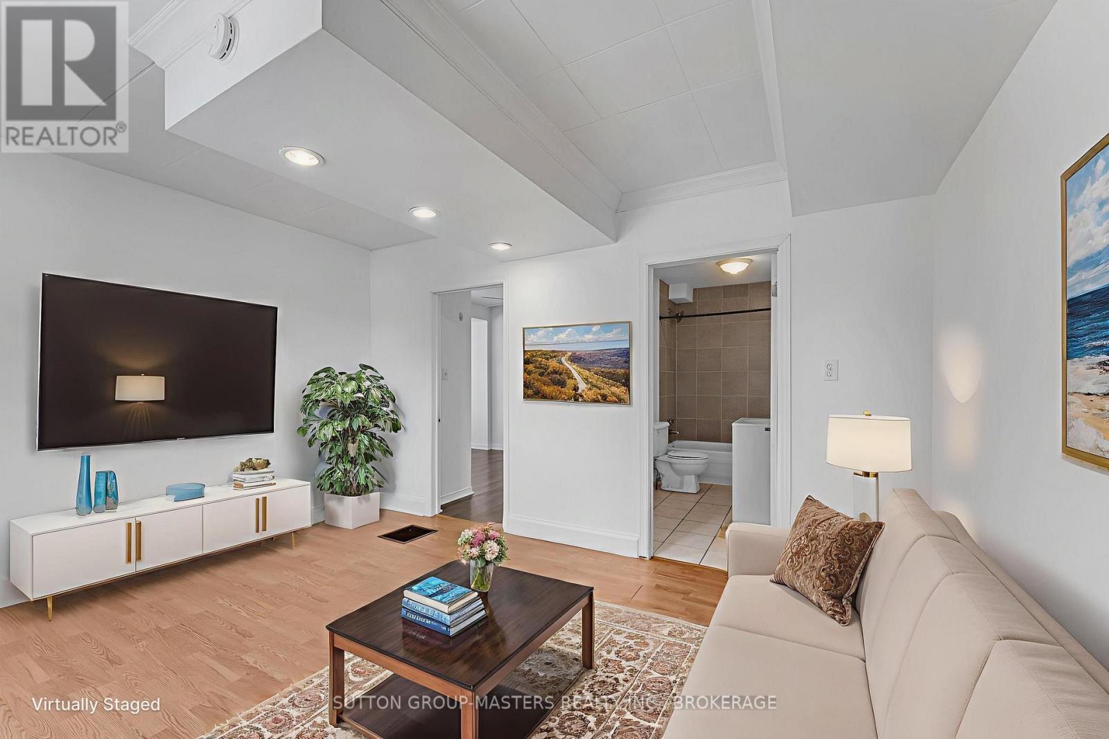 18 Greer Street, Kingston (Rideau), ON - Indoor Photo Showing Living Room