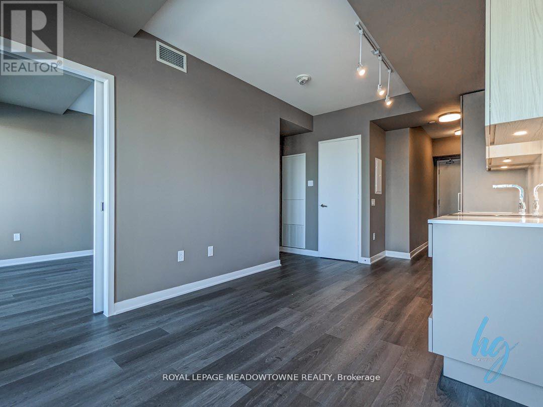 702 - 3900 Confederation Parkway, Mississauga, ON - Indoor Photo Showing Kitchen