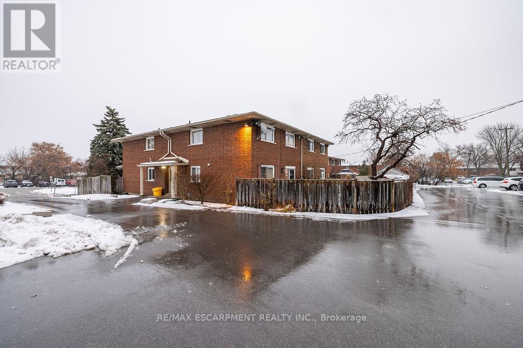 8 - 2079 Meadowbrook Road, Burlington, ON - Outdoor