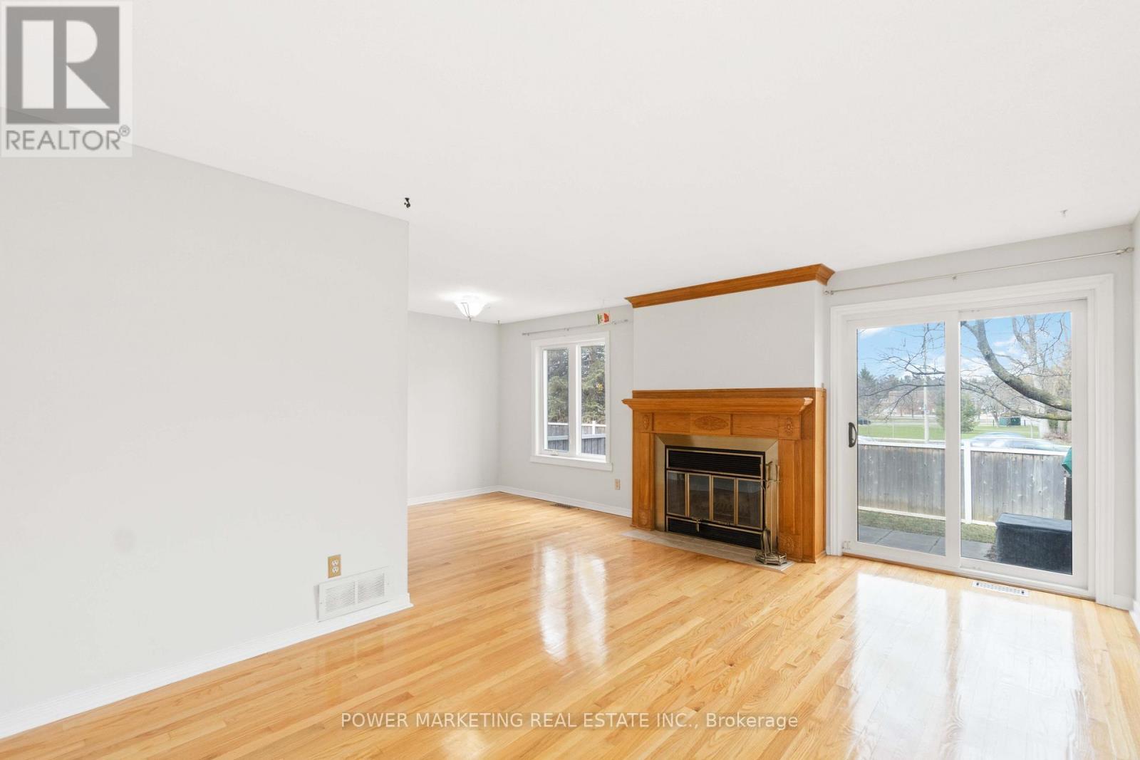 1904 Summerfields Crescent, Ottawa, ON - Indoor Photo Showing Living Room With Fireplace