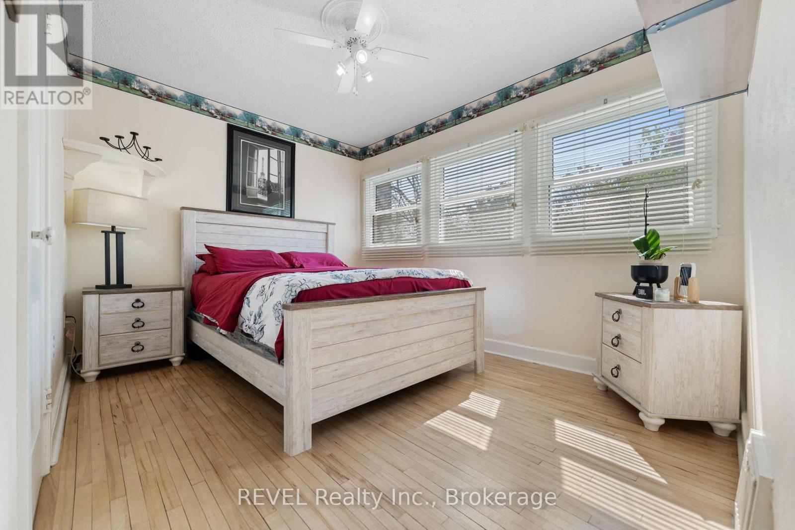 7962 Booth Street, Niagara Falls (Ascot), ON - Indoor Photo Showing Bedroom