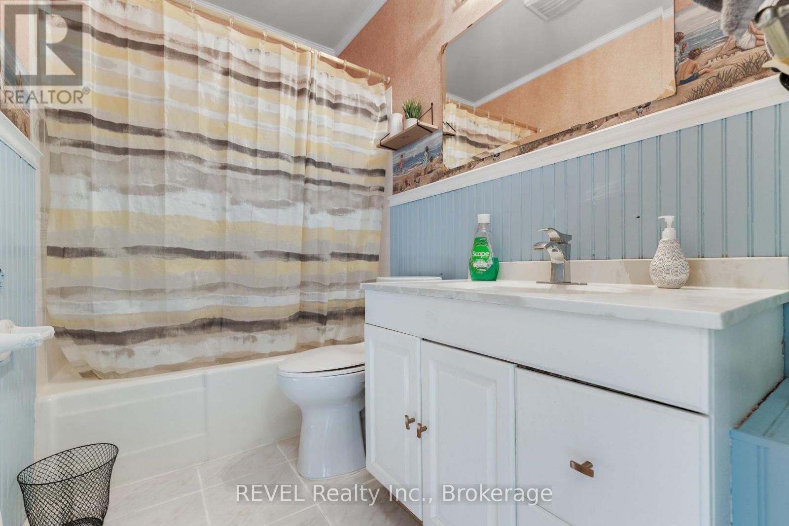 7962 Booth Street, Niagara Falls (Ascot), ON - Indoor Photo Showing Bathroom