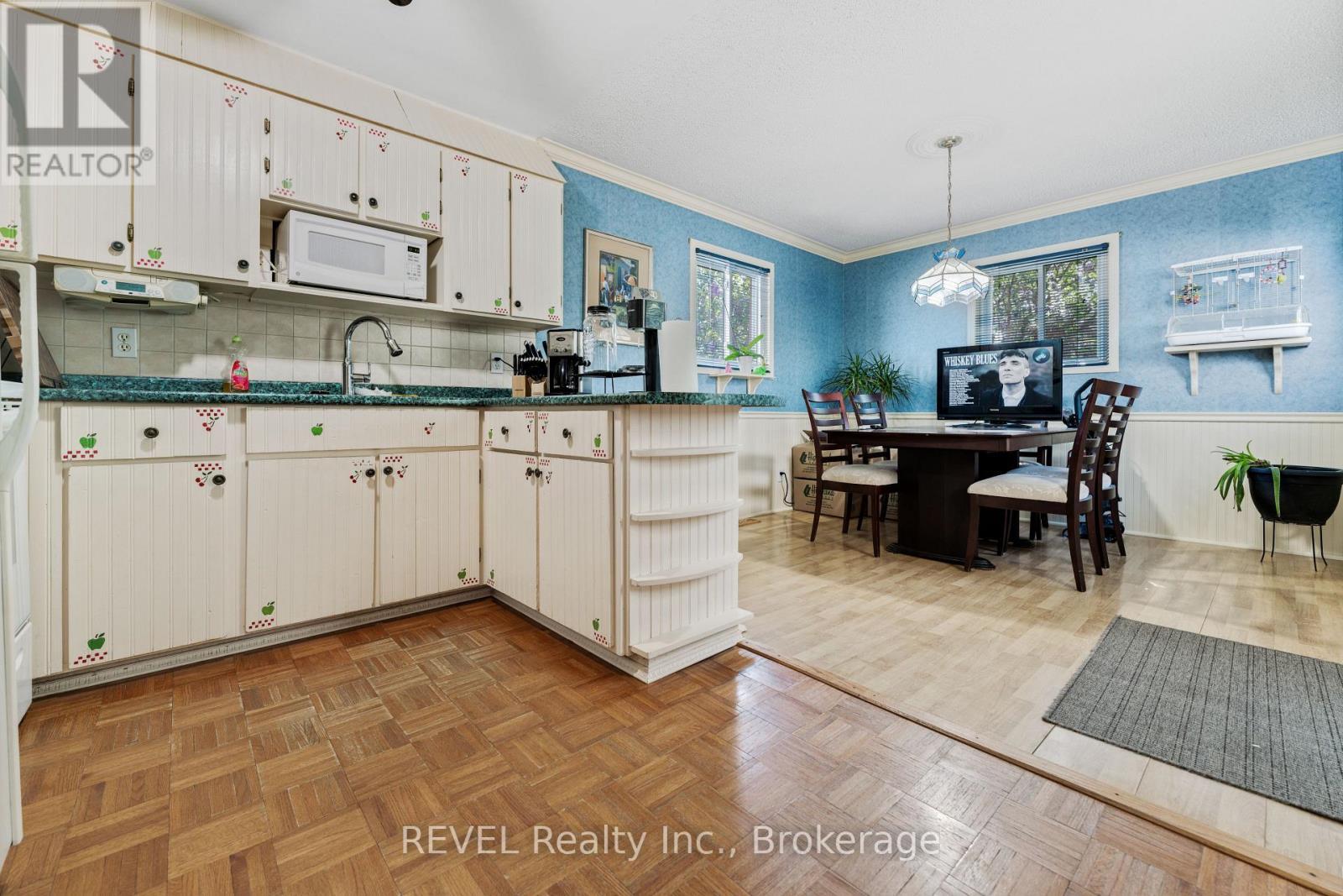 7962 Booth Street, Niagara Falls (Ascot), ON - Indoor Photo Showing Kitchen