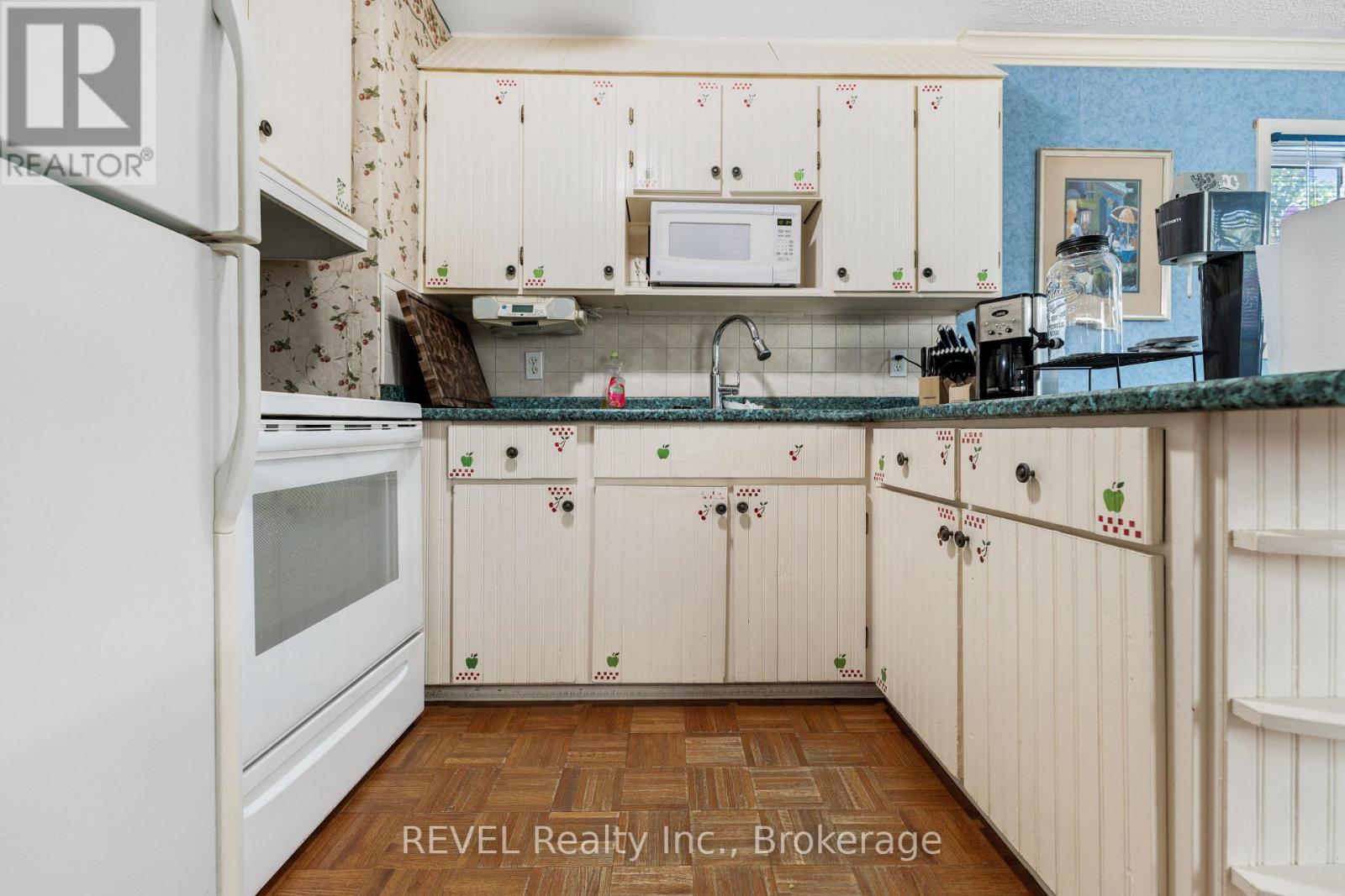 7962 Booth Street, Niagara Falls (Ascot), ON - Indoor Photo Showing Kitchen