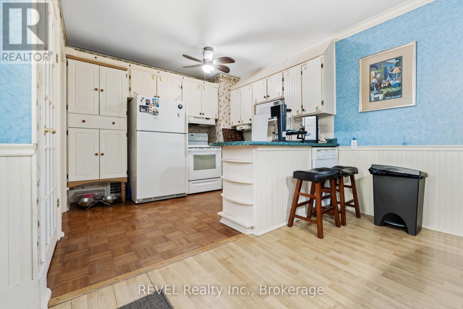 7962 Booth Street, Niagara Falls (Ascot), ON - Indoor Photo Showing Kitchen