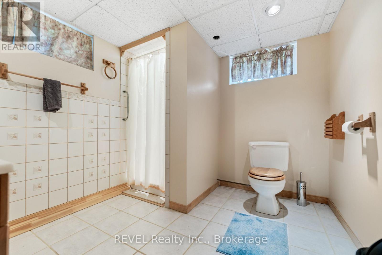 7962 Booth Street, Niagara Falls (Ascot), ON - Indoor Photo Showing Bathroom
