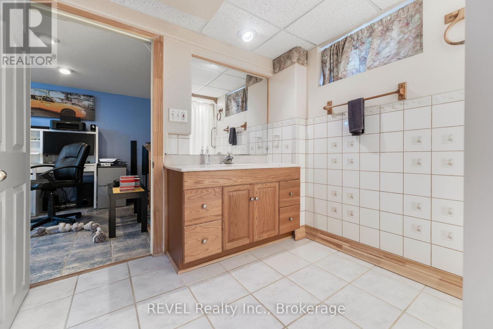 7962 Booth Street, Niagara Falls (Ascot), ON - Indoor Photo Showing Bathroom