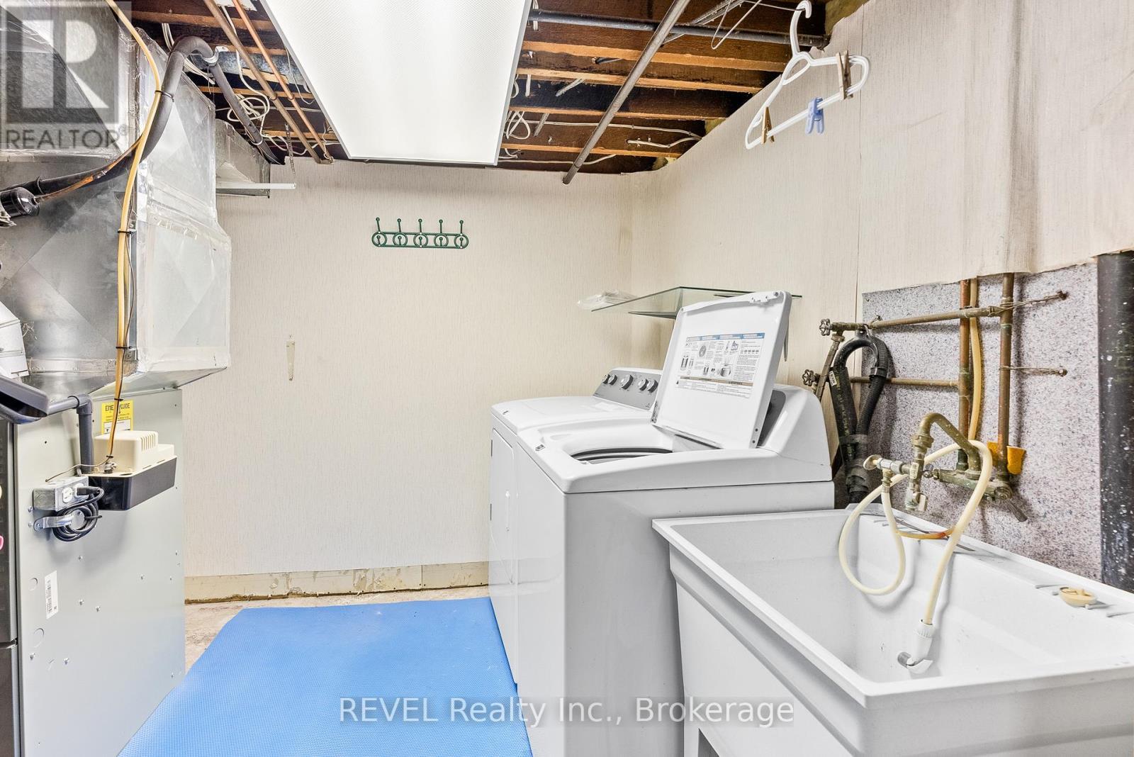 7962 Booth Street, Niagara Falls (Ascot), ON - Indoor Photo Showing Laundry Room