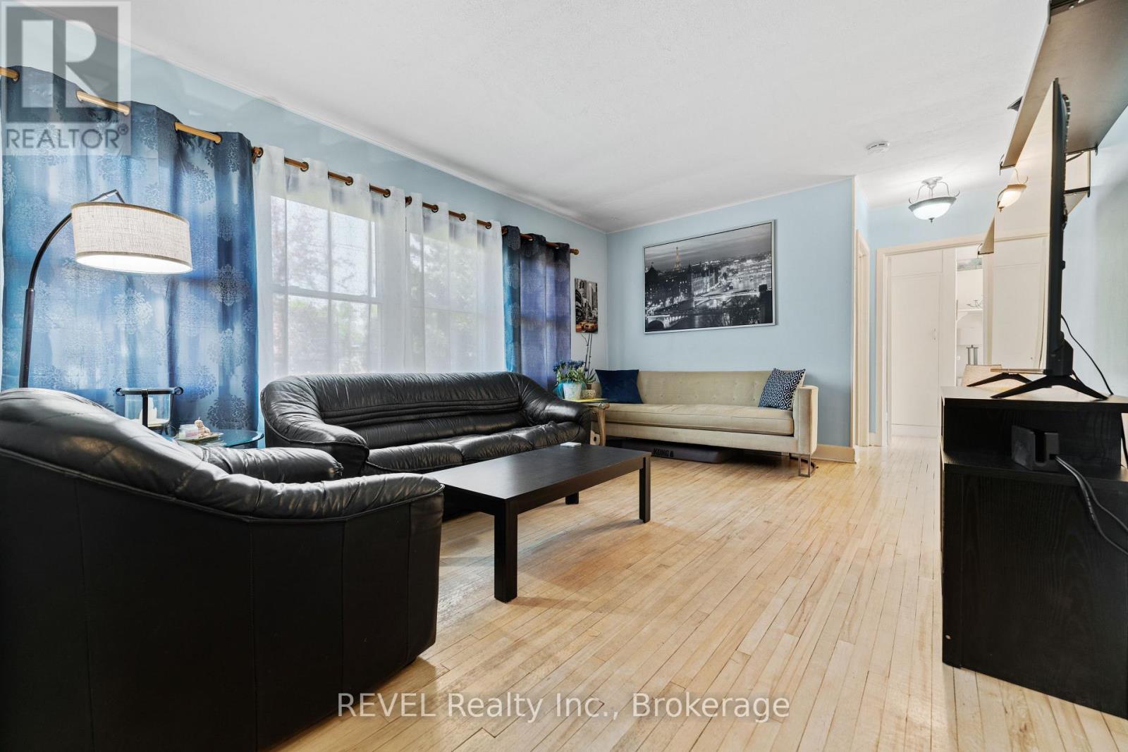 7962 Booth Street, Niagara Falls (Ascot), ON - Indoor Photo Showing Living Room