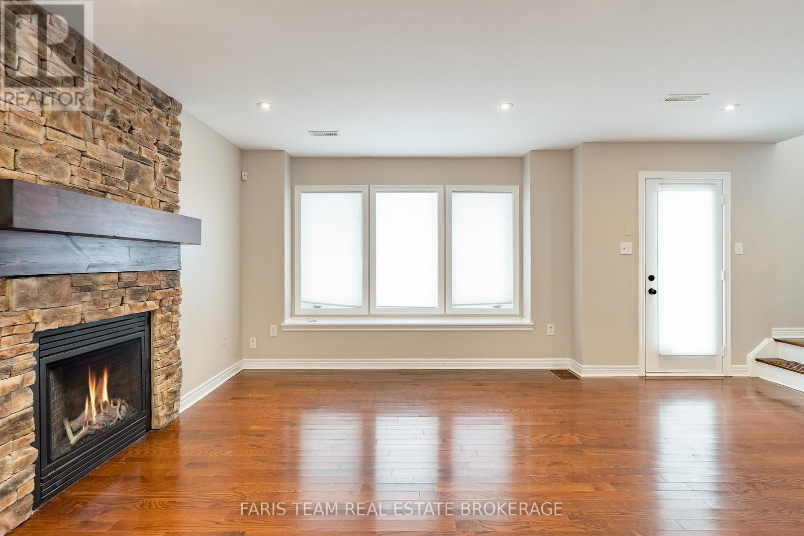 44 Marina Village Drive, Georgian Bay, ON - Indoor Photo Showing Living Room With Fireplace