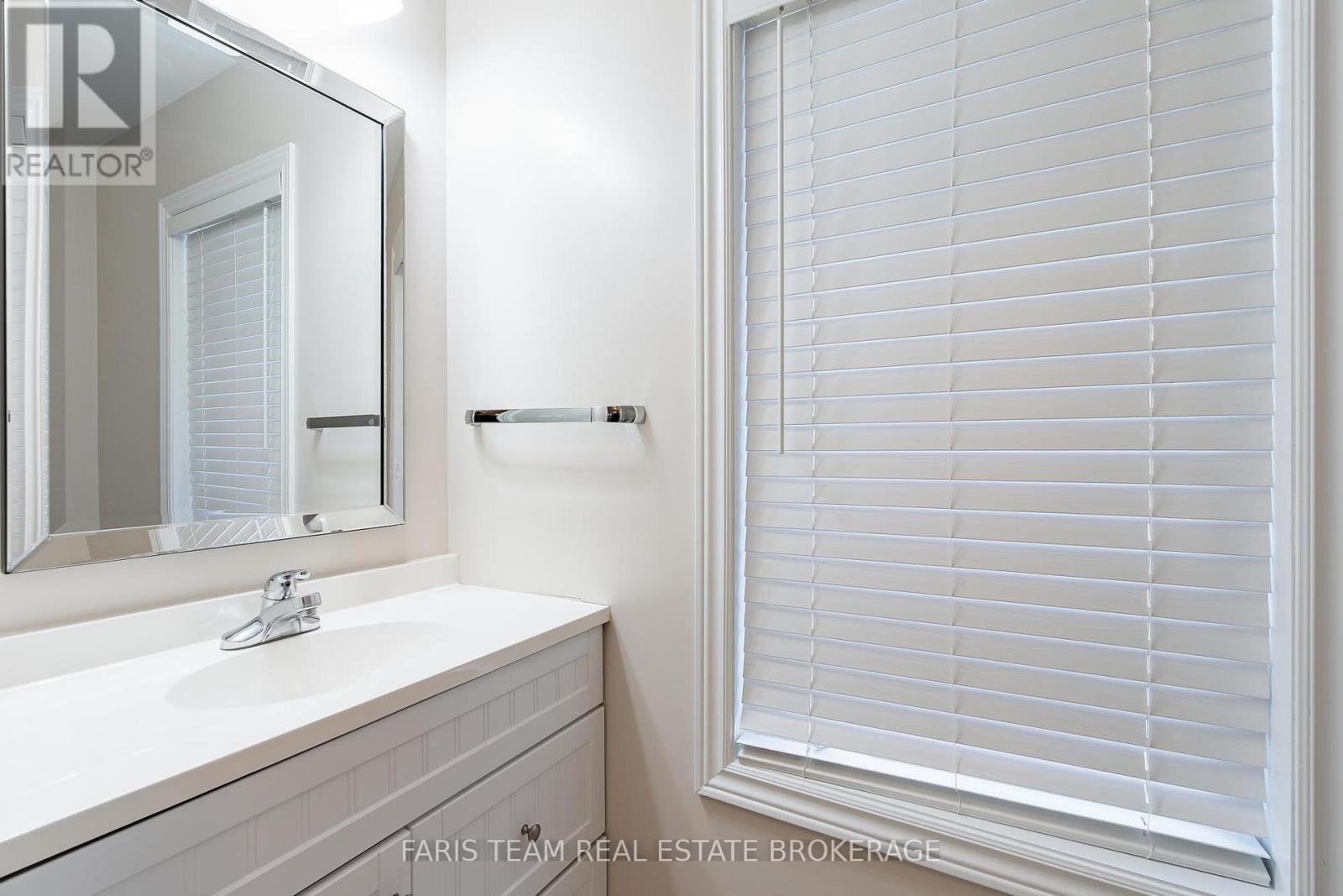 44 Marina Village Drive, Georgian Bay, ON - Indoor Photo Showing Bathroom