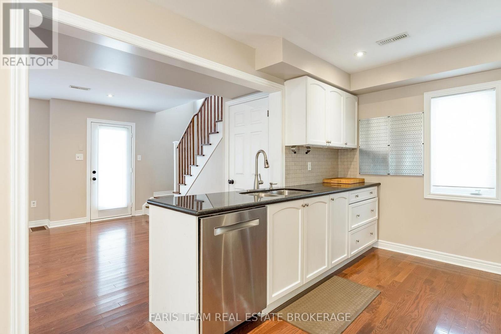 44 Marina Village Drive, Georgian Bay, ON - Indoor Photo Showing Kitchen