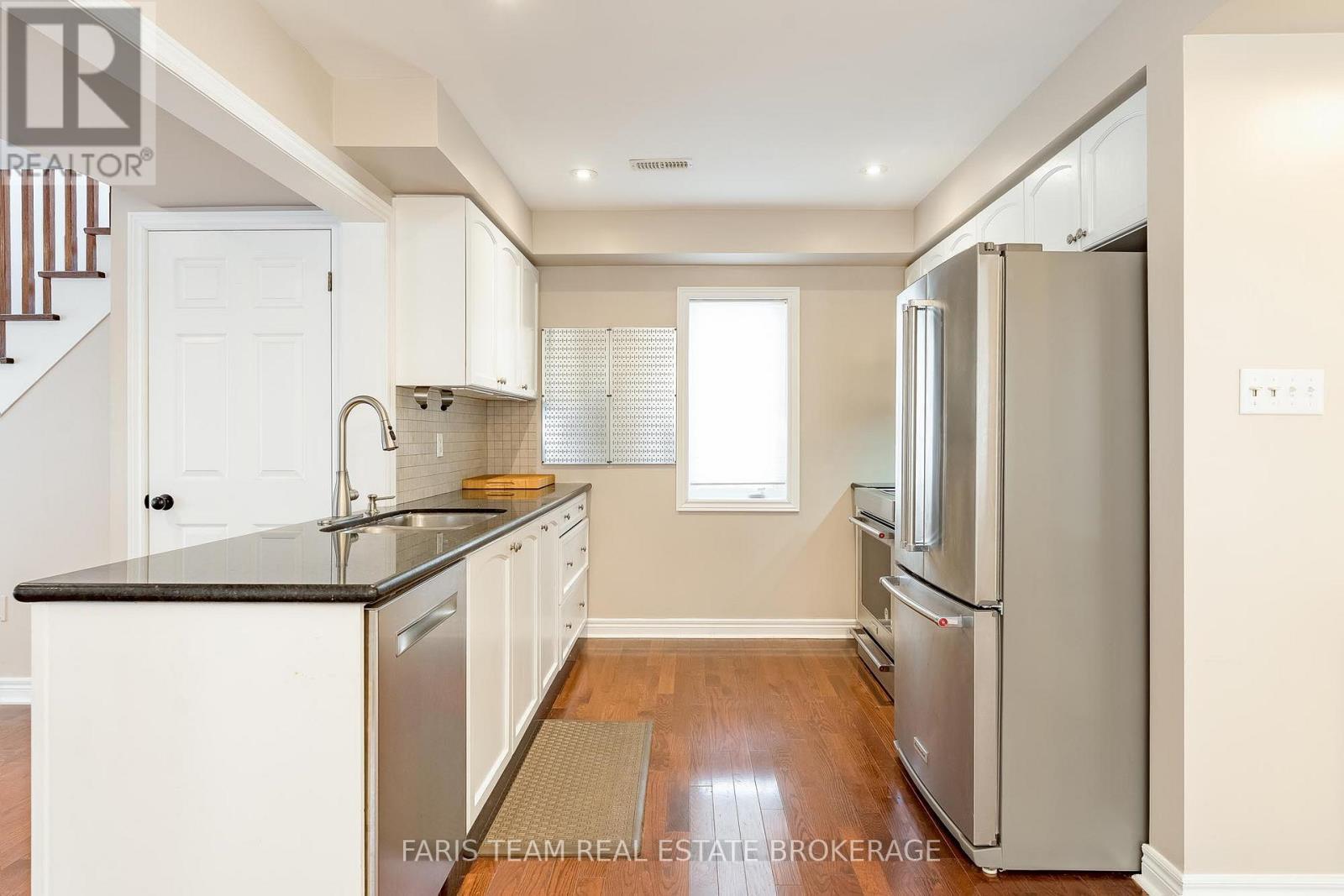 44 Marina Village Drive, Georgian Bay, ON - Indoor Photo Showing Kitchen With Upgraded Kitchen