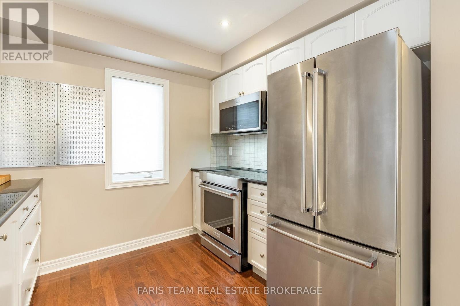 44 Marina Village Drive, Georgian Bay, ON - Indoor Photo Showing Kitchen