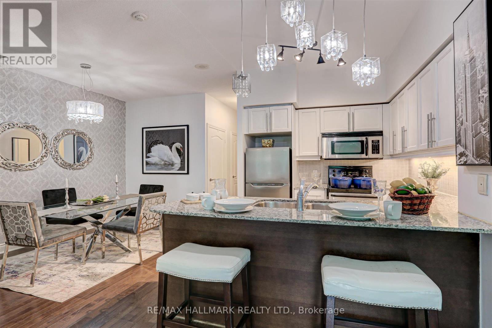 102 - 319 Merton Street, Toronto, ON - Indoor Photo Showing Kitchen With Double Sink With Upgraded Kitchen