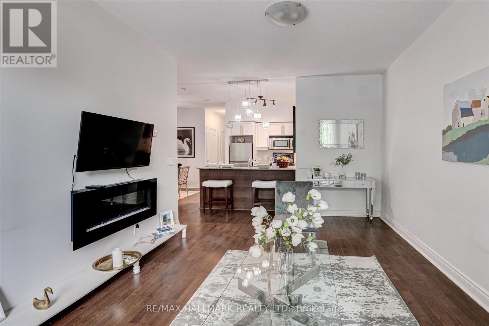 102 - 319 Merton Street, Toronto, ON - Indoor Photo Showing Living Room