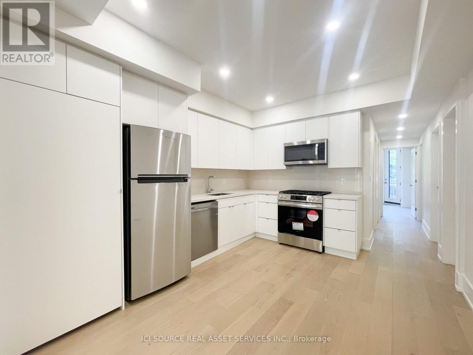 2 - 474 Palmerston Boulevard, Toronto, ON - Indoor Photo Showing Kitchen