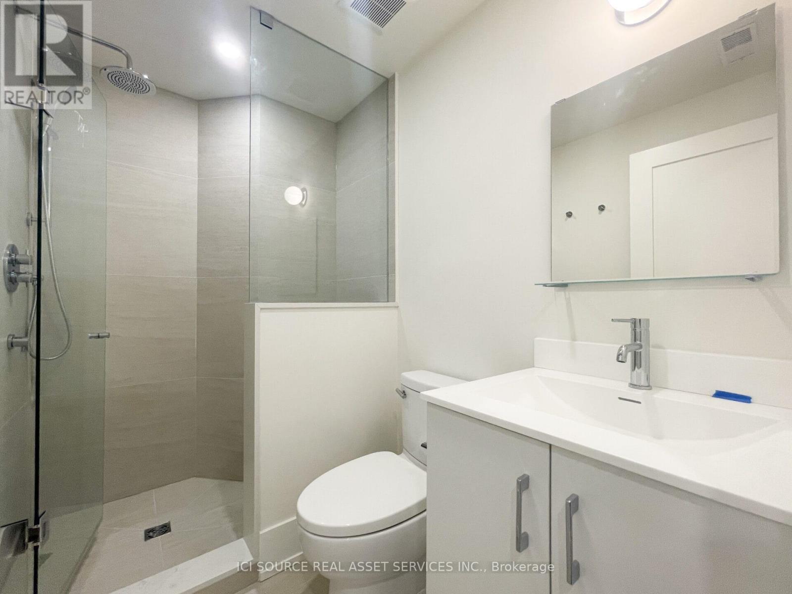 2 - 474 Palmerston Boulevard, Toronto, ON - Indoor Photo Showing Bathroom