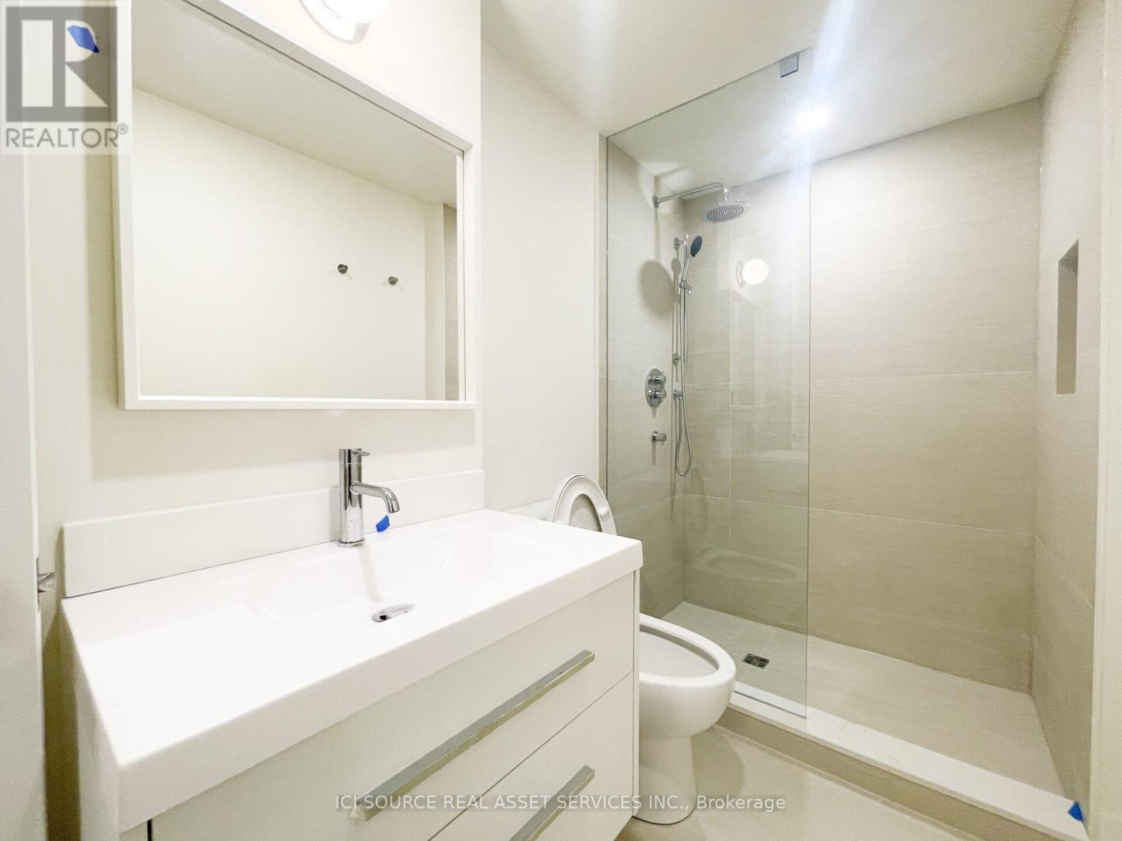 2 - 474 Palmerston Boulevard, Toronto, ON - Indoor Photo Showing Bathroom