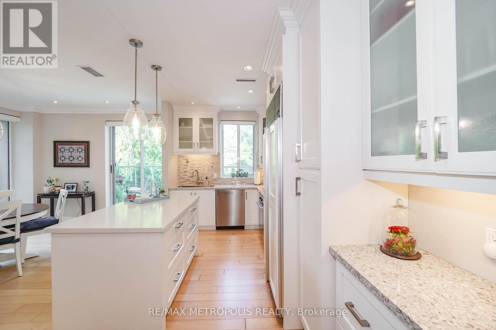 201 - 1 Watergarden Way, Toronto, ON - Indoor Photo Showing Kitchen With Upgraded Kitchen