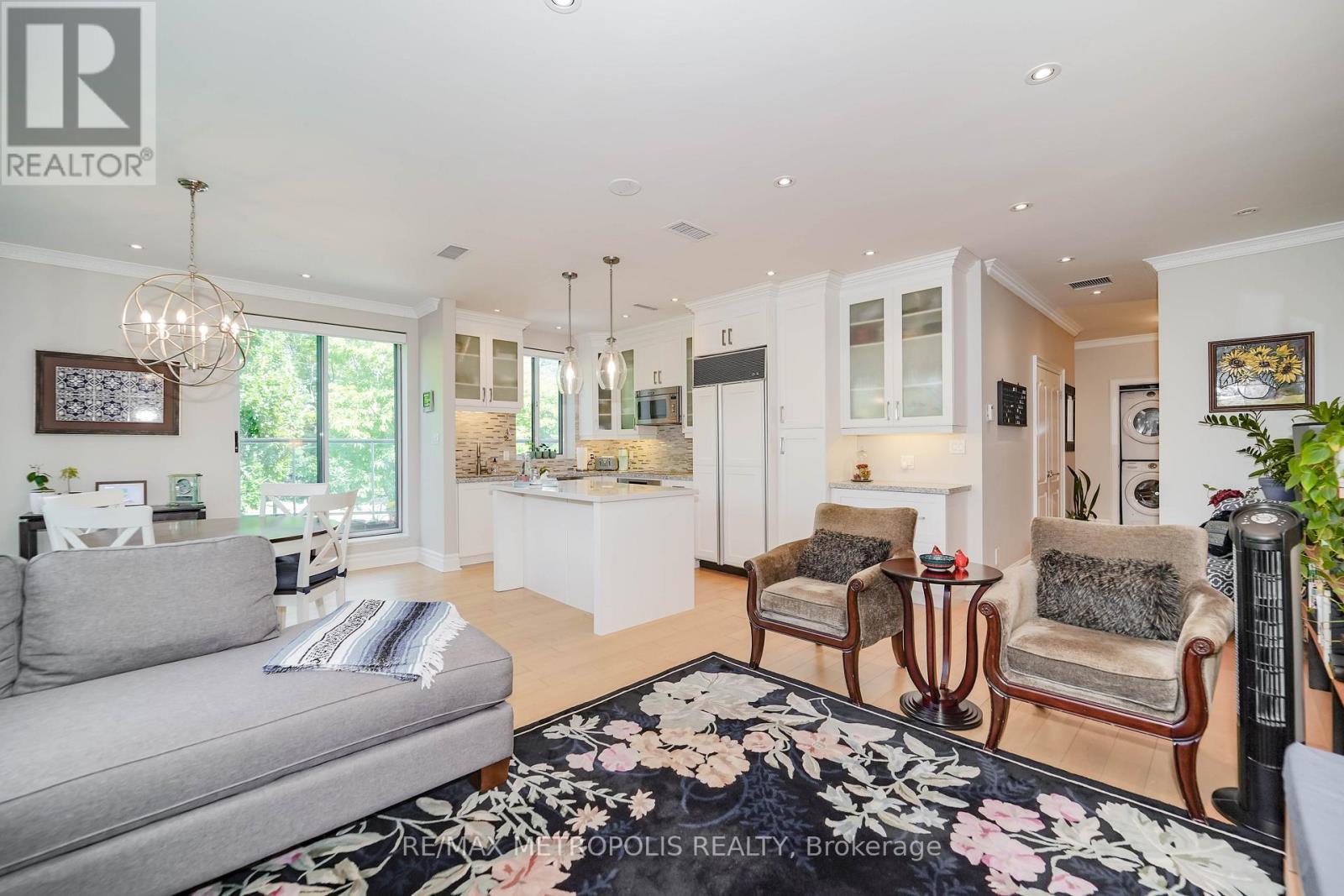 201 - 1 Watergarden Way, Toronto, ON - Indoor Photo Showing Living Room