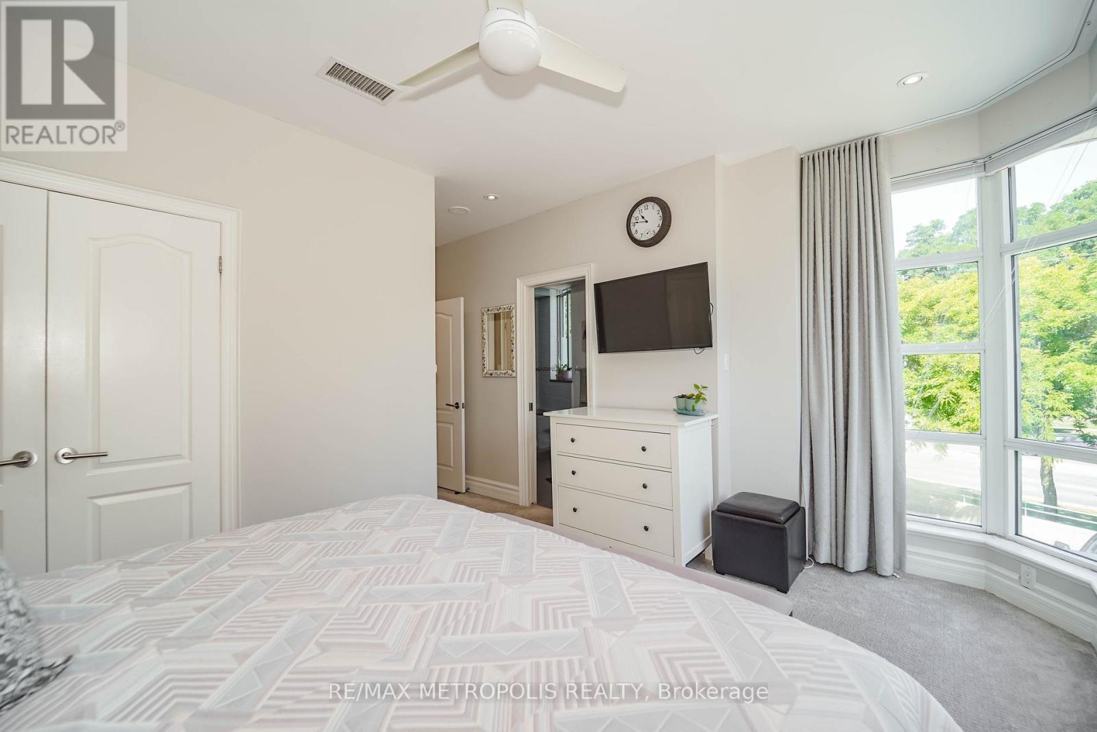 201 - 1 Watergarden Way, Toronto, ON - Indoor Photo Showing Bedroom