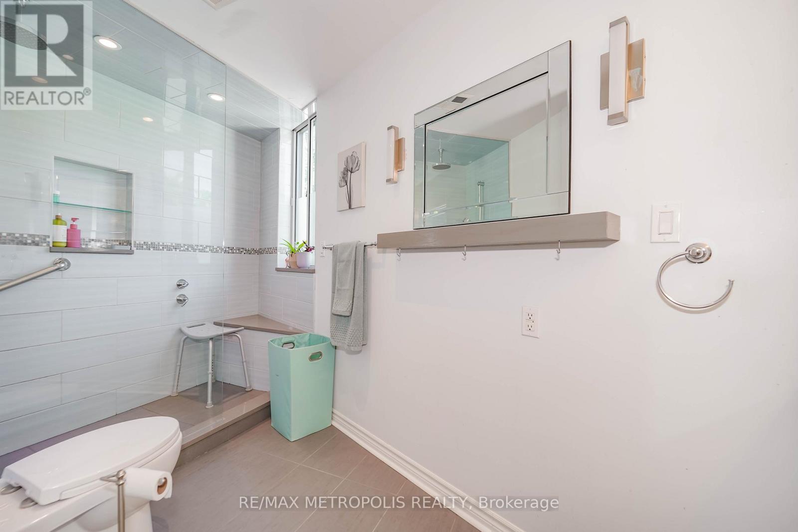 201 - 1 Watergarden Way, Toronto, ON - Photo Showing Bathroom
