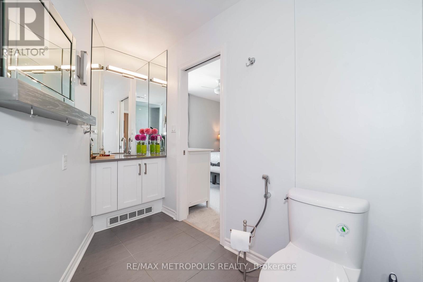 201 - 1 Watergarden Way, Toronto, ON - Indoor Photo Showing Bathroom
