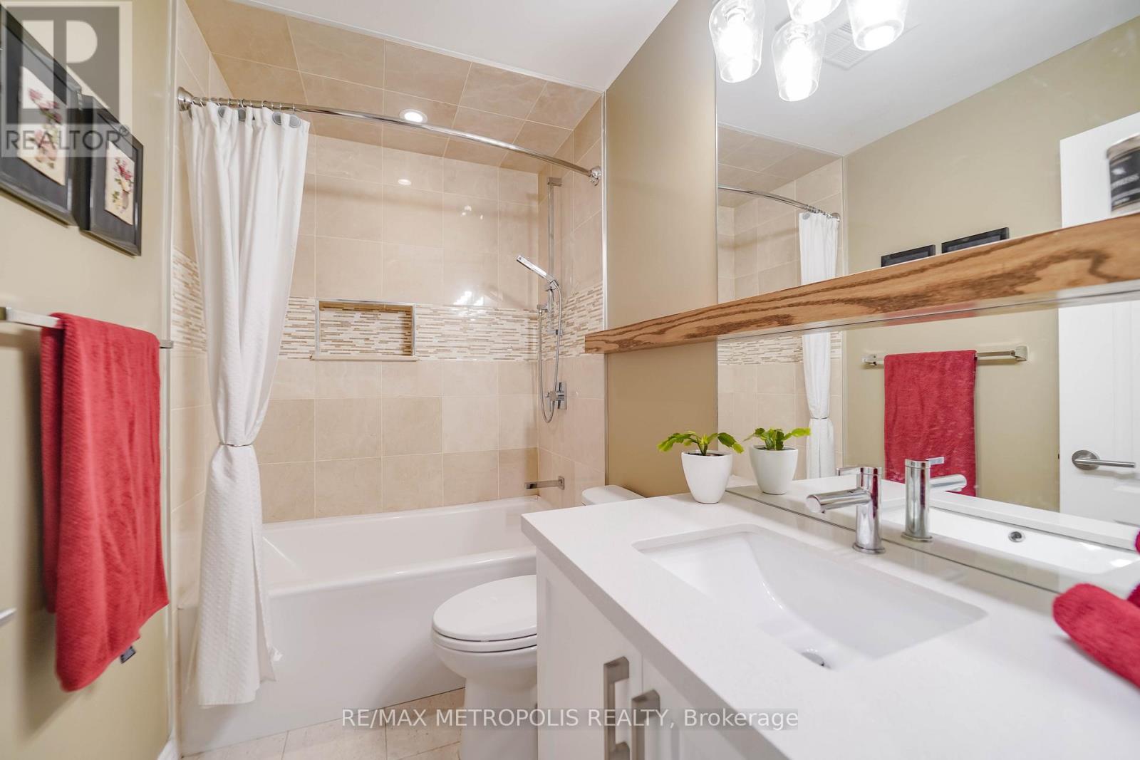 201 - 1 Watergarden Way, Toronto, ON - Indoor Photo Showing Bathroom
