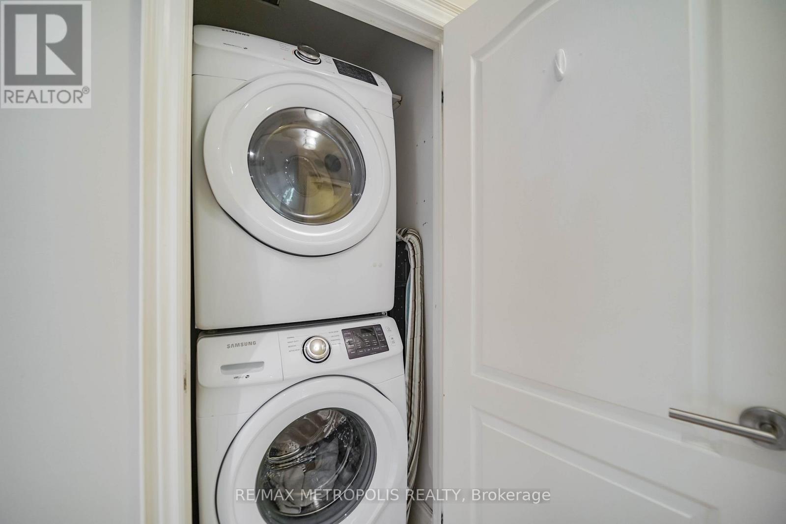 201 - 1 Watergarden Way, Toronto, ON - Indoor Photo Showing Laundry Room