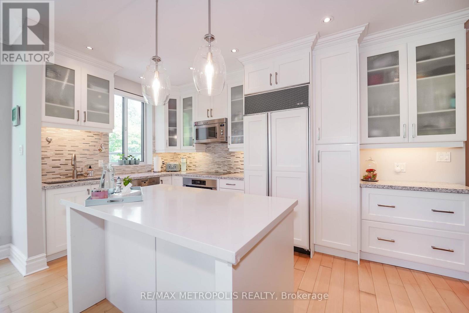 201 - 1 Watergarden Way, Toronto, ON - Indoor Photo Showing Kitchen With Upgraded Kitchen