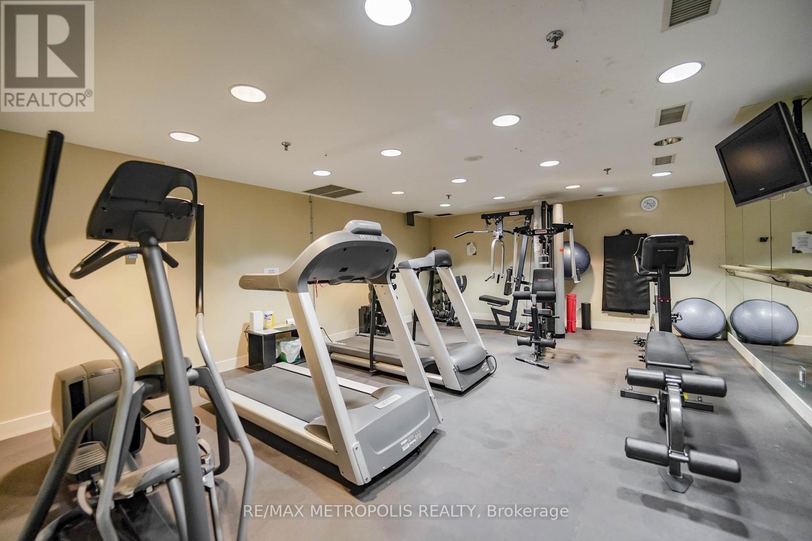 201 - 1 Watergarden Way, Toronto, ON - Indoor Photo Showing Gym Room
