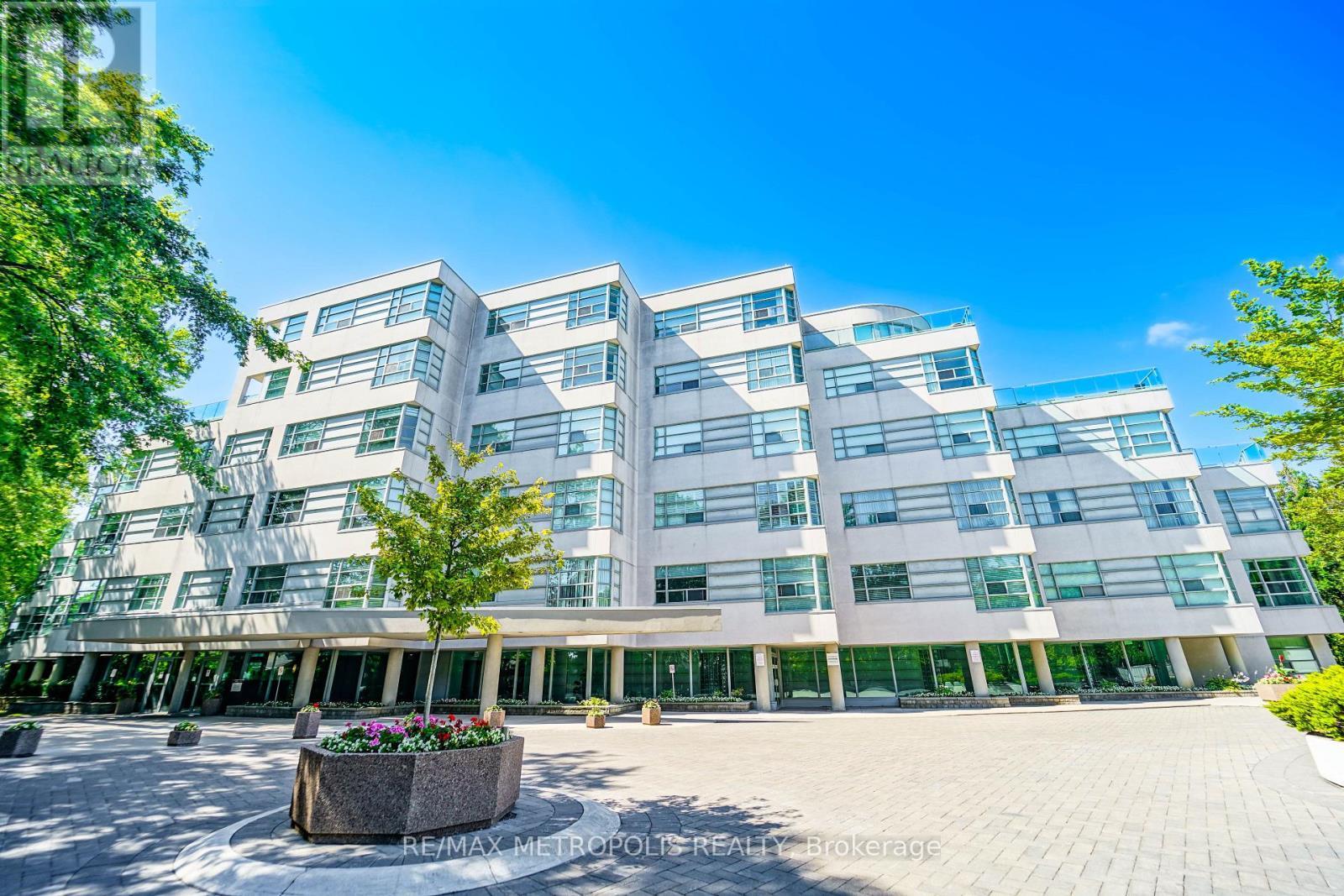 201 - 1 Watergarden Way, Toronto, ON - Outdoor