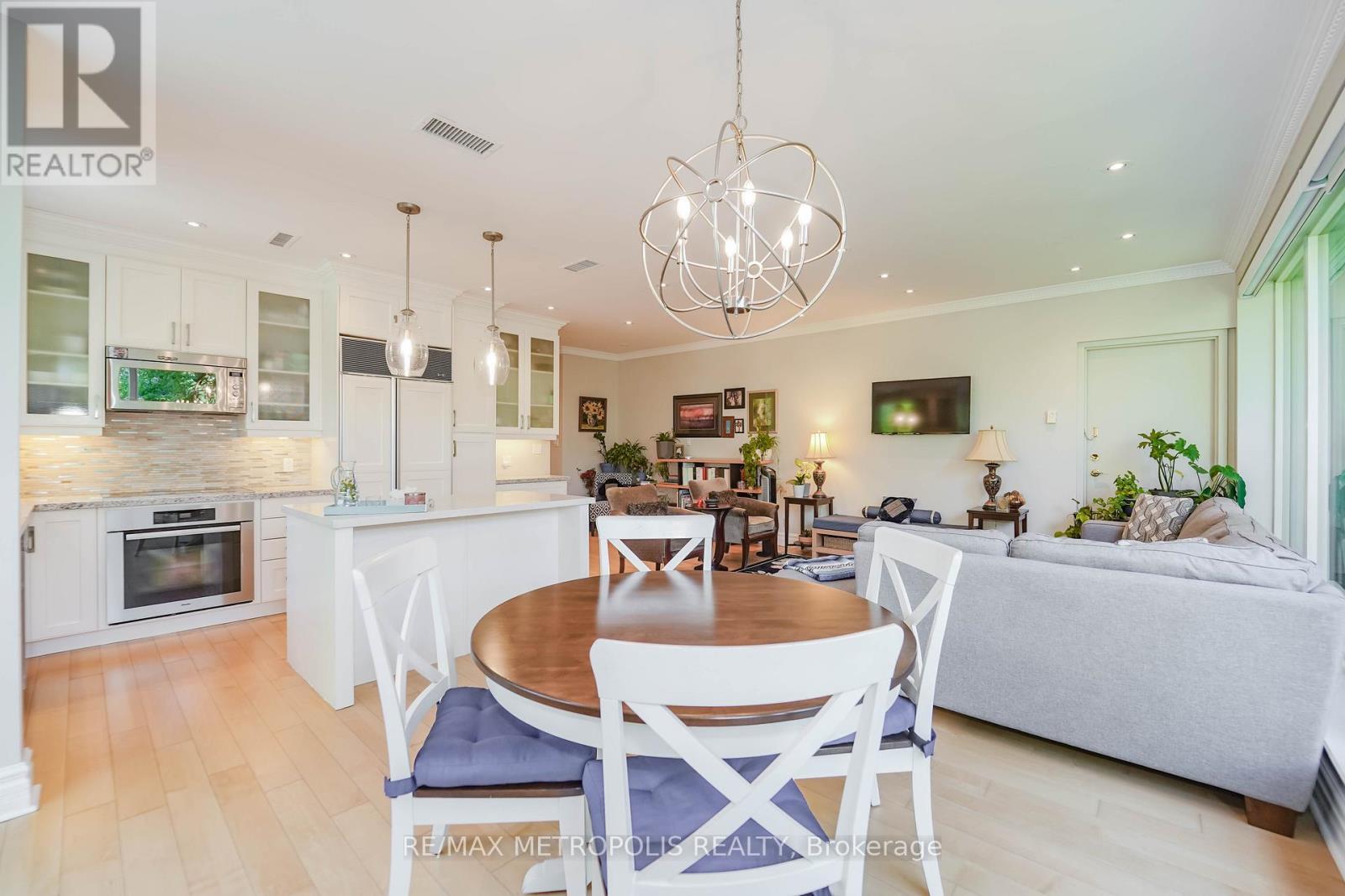 201 - 1 Watergarden Way, Toronto, ON - Indoor Photo Showing Dining Room