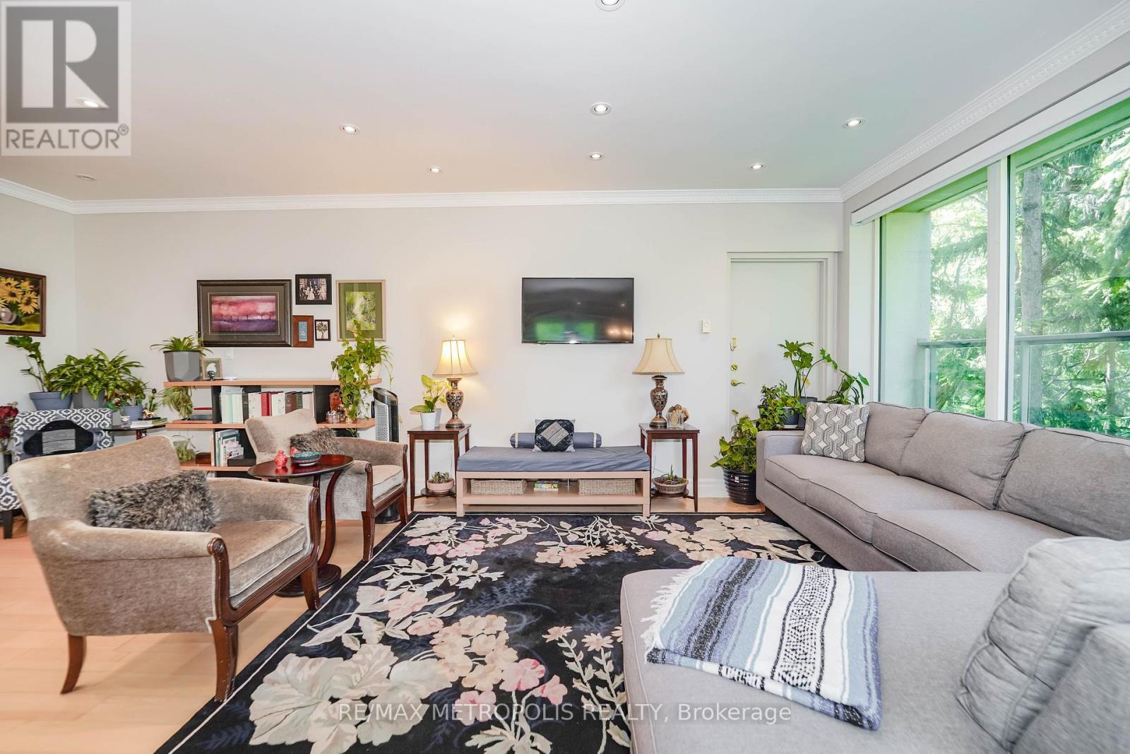 201 - 1 Watergarden Way, Toronto, ON - Indoor Photo Showing Living Room