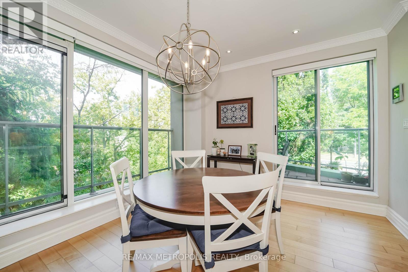 201 - 1 Watergarden Way, Toronto, ON - Indoor Photo Showing Dining Room