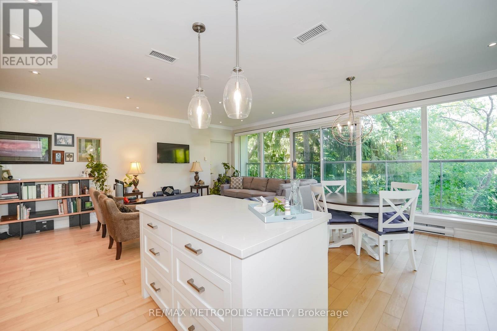 201 - 1 Watergarden Way, Toronto, ON - Indoor