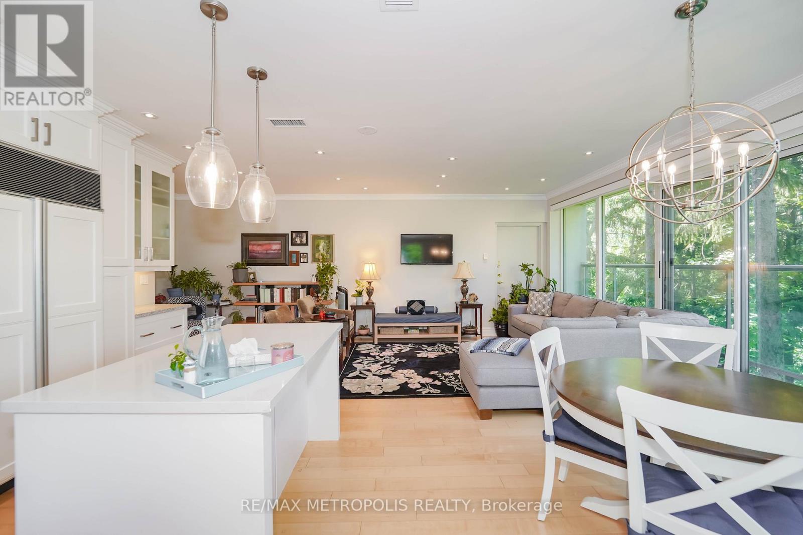 201 - 1 Watergarden Way, Toronto, ON - Indoor