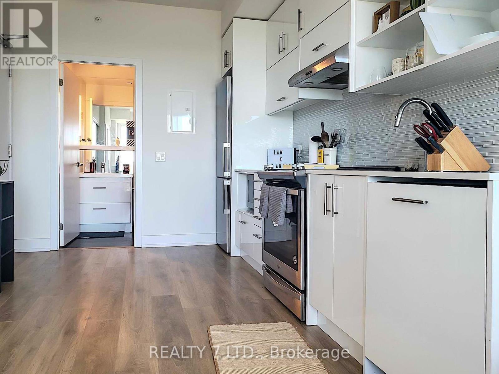 1207 - 128 Fairview Mall Drive, Toronto, ON - Indoor Photo Showing Kitchen With Upgraded Kitchen