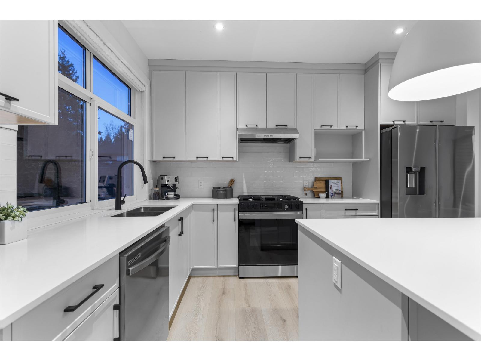 1 33586 Huggins Avenue, Abbotsford, BC - Indoor Photo Showing Kitchen With Double Sink With Upgraded Kitchen