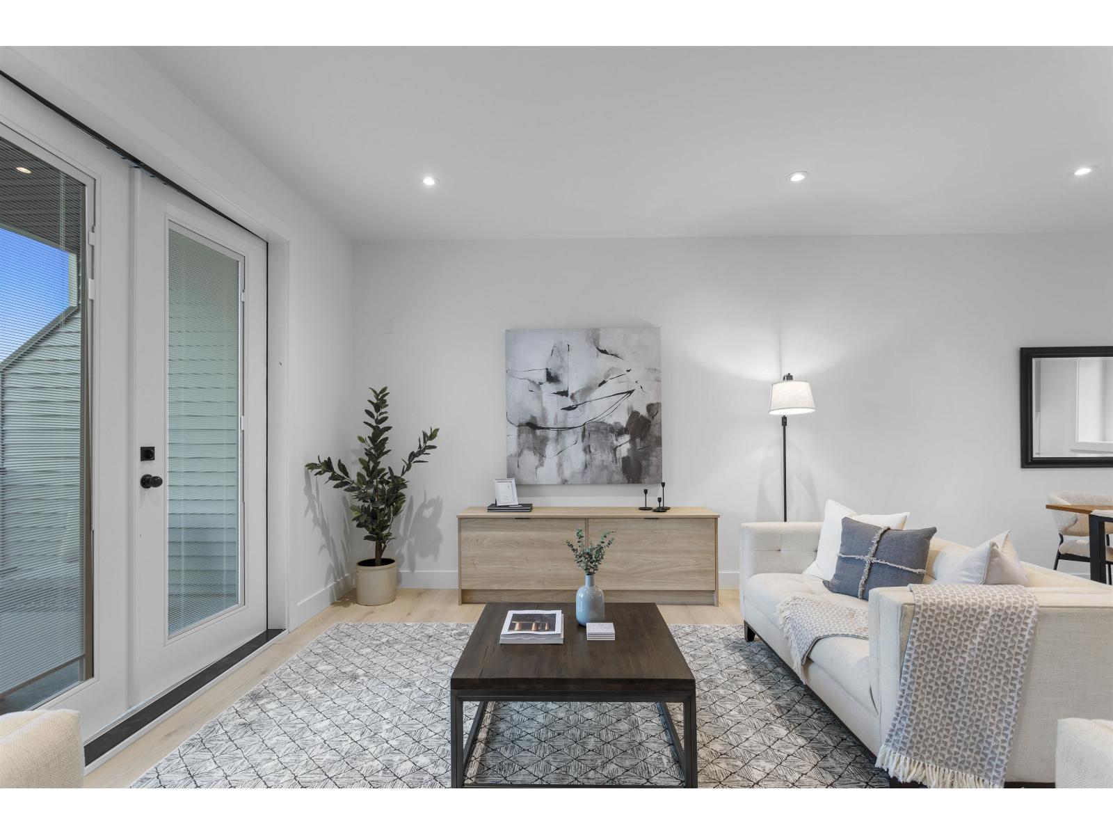 1 33586 Huggins Avenue, Abbotsford, BC - Indoor Photo Showing Living Room