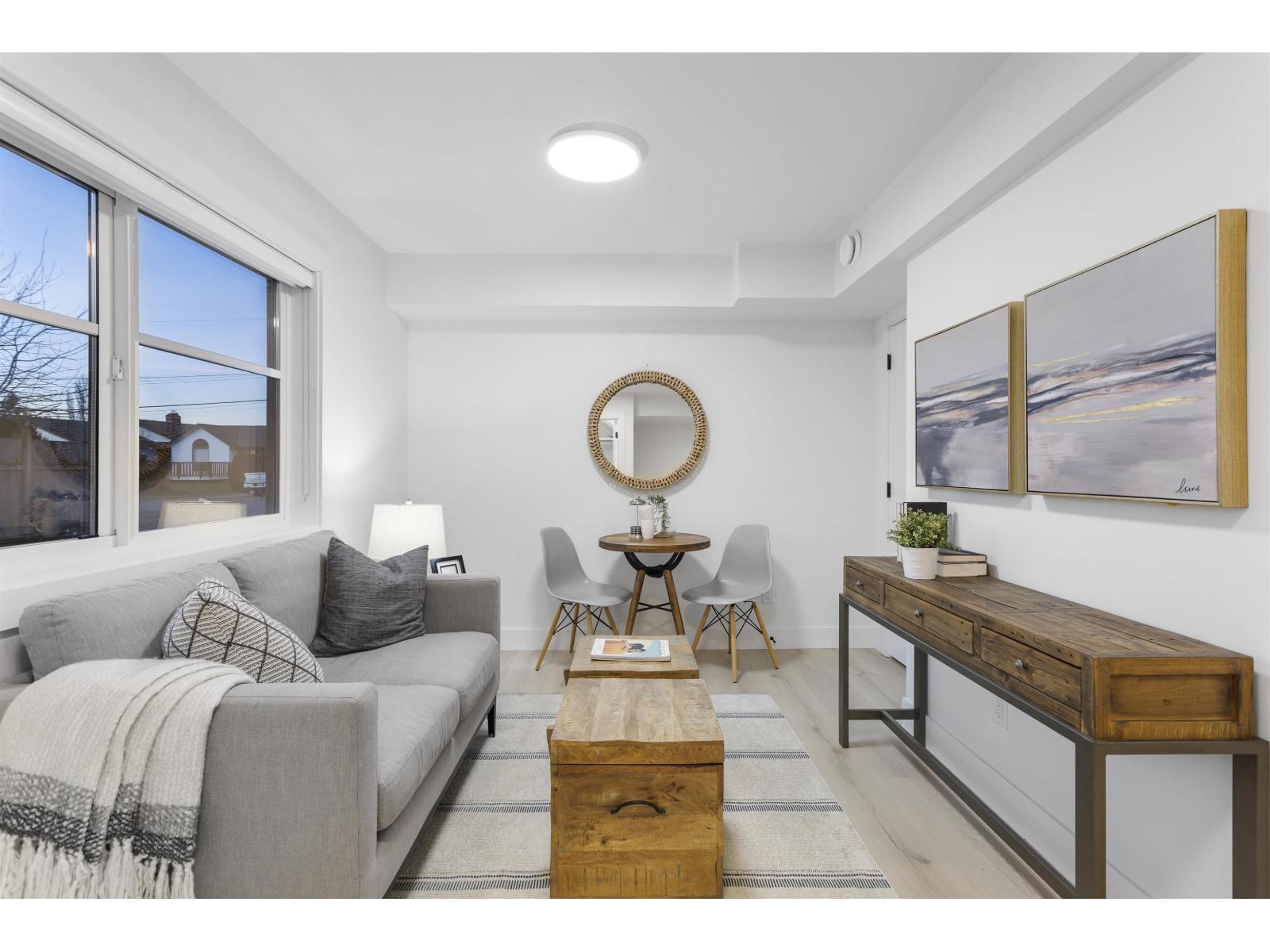 1 33586 Huggins Avenue, Abbotsford, BC - Indoor Photo Showing Living Room