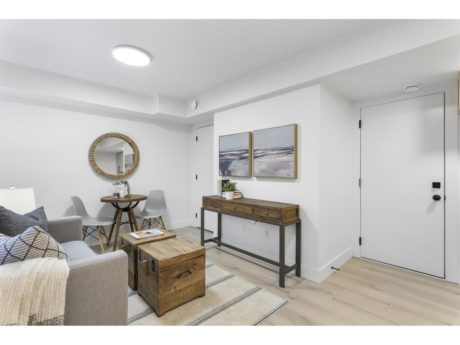 1 33586 Huggins Avenue, Abbotsford, BC - Indoor Photo Showing Living Room
