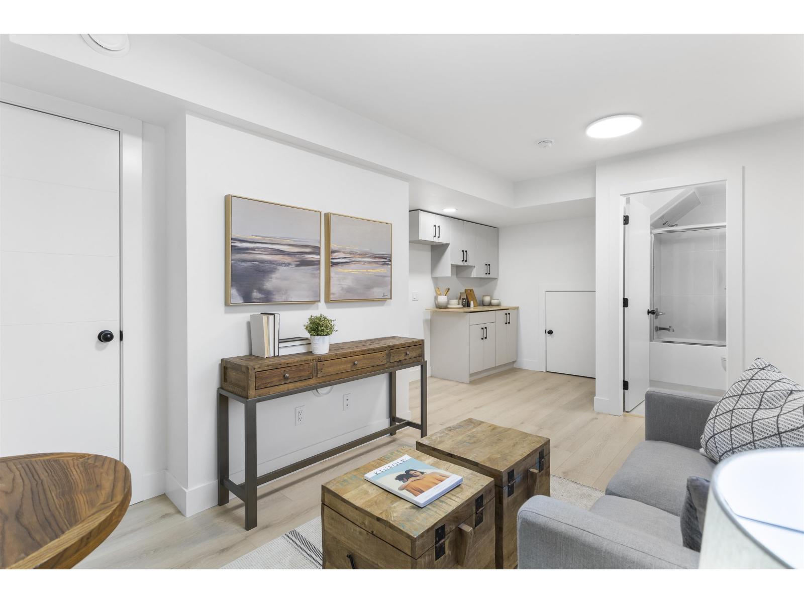 1 33586 Huggins Avenue, Abbotsford, BC - Indoor Photo Showing Living Room