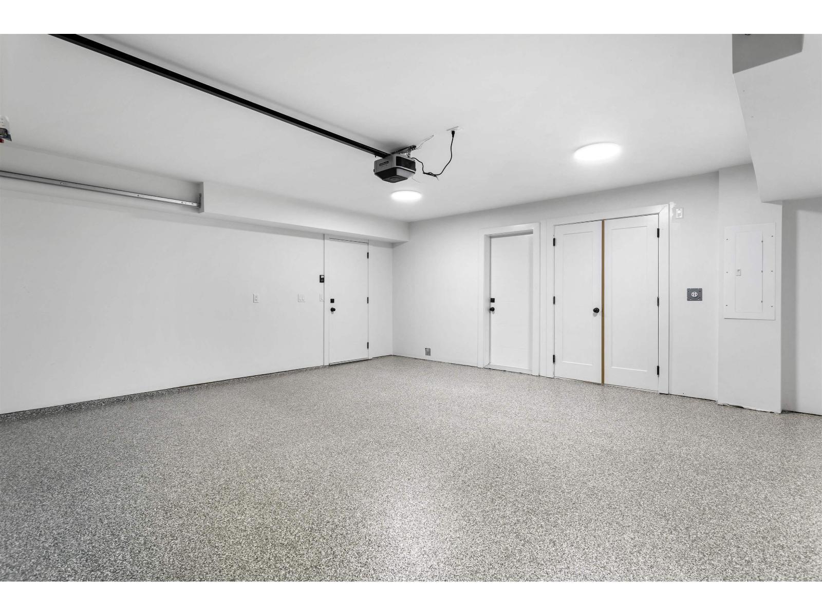 1 33586 Huggins Avenue, Abbotsford, BC - Indoor Photo Showing Garage