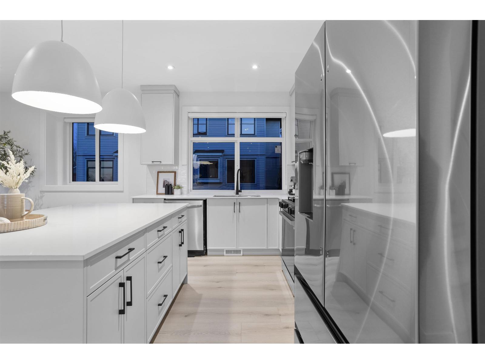 1 33586 Huggins Avenue, Abbotsford, BC - Indoor Photo Showing Kitchen With Upgraded Kitchen