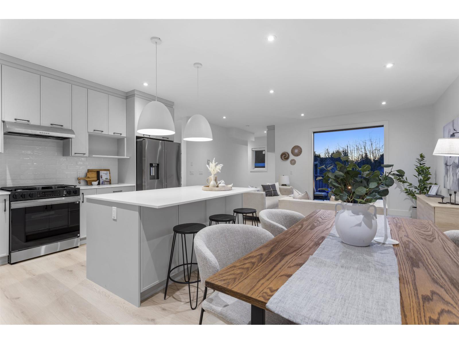 1 33586 Huggins Avenue, Abbotsford, BC - Indoor Photo Showing Kitchen With Upgraded Kitchen