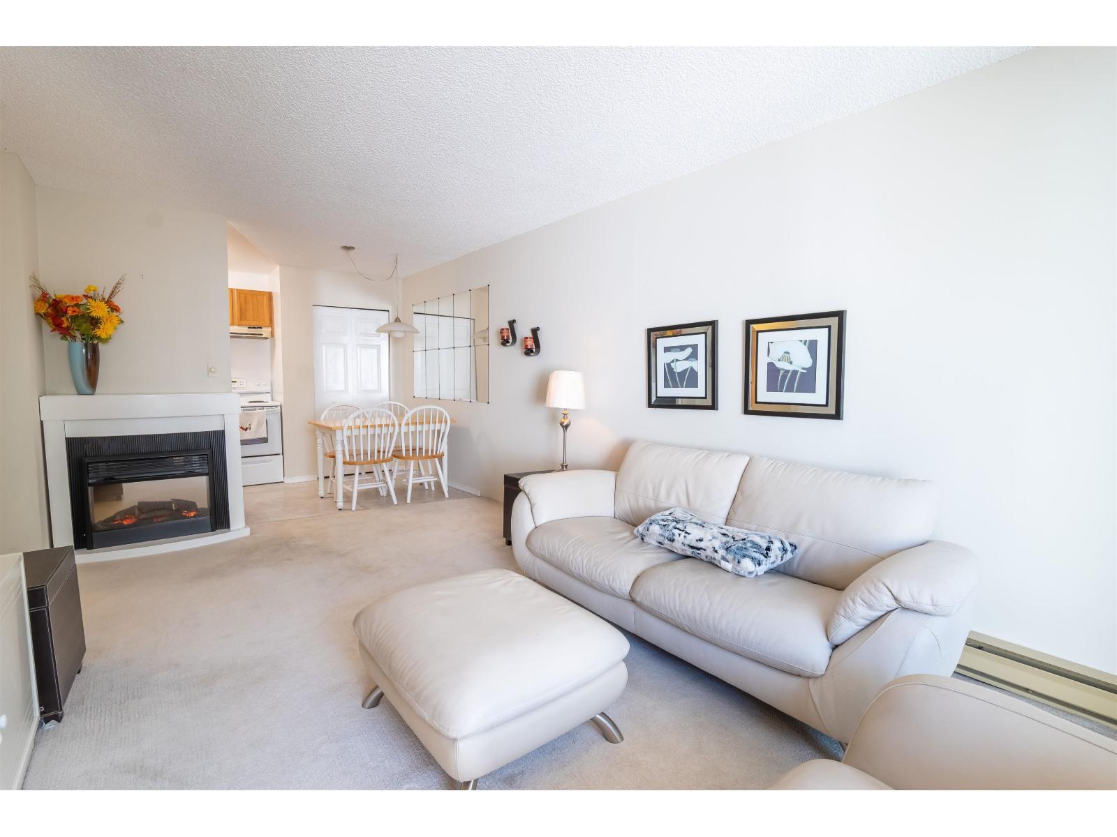 110 32950 Amicus Place, Abbotsford, BC - Indoor Photo Showing Living Room With Fireplace