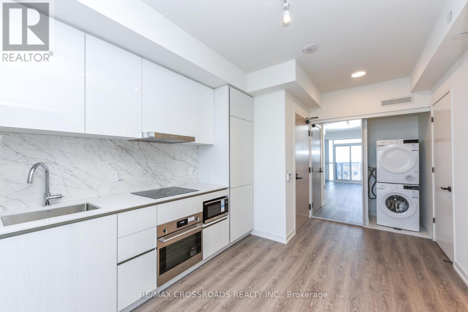 3908 - 8 Interchange Way, Vaughan, ON - Indoor